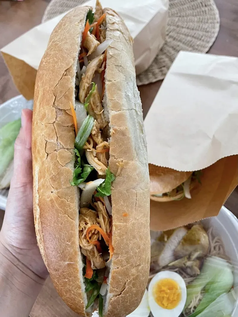 Bánh mì - sandwich vietnamien au poulet effiloché