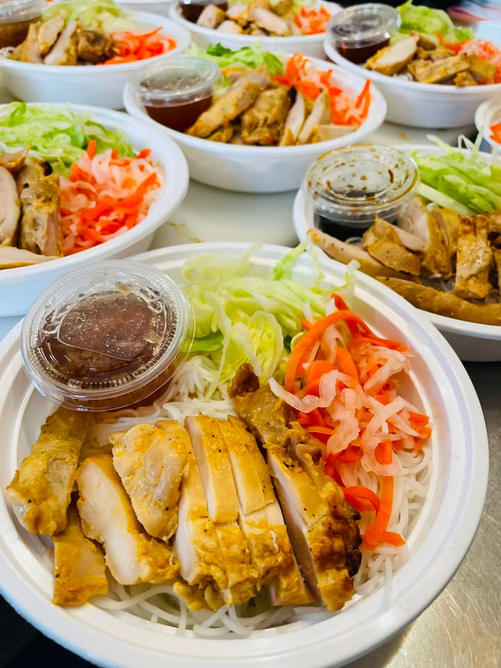 Ce week-end, les vermicelles de riz au poulet grillé remplaceront les vermicelles de riz…