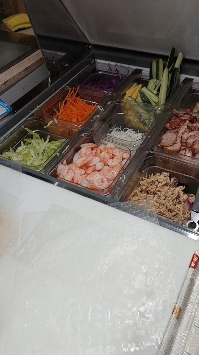 Nos rouleaux de printemps sont roulés à la main, un par un 🥭🦐